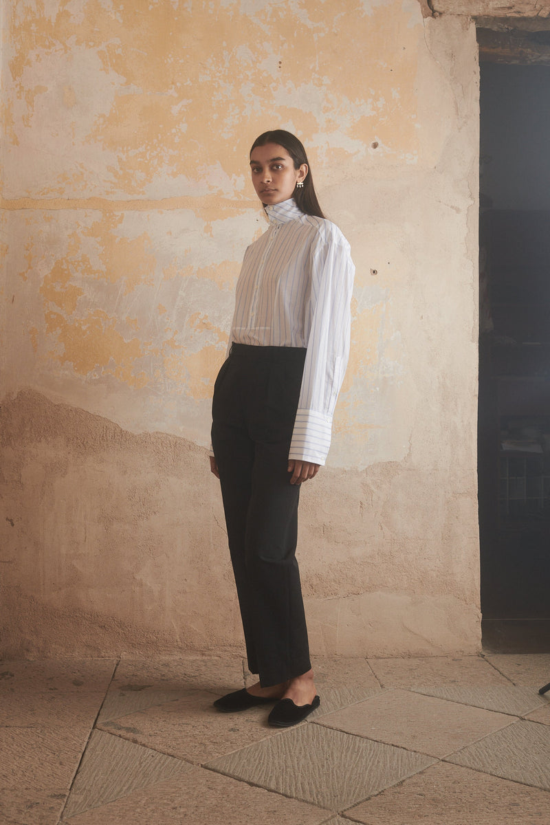 Naïra Pant in True Black - Desert Paris