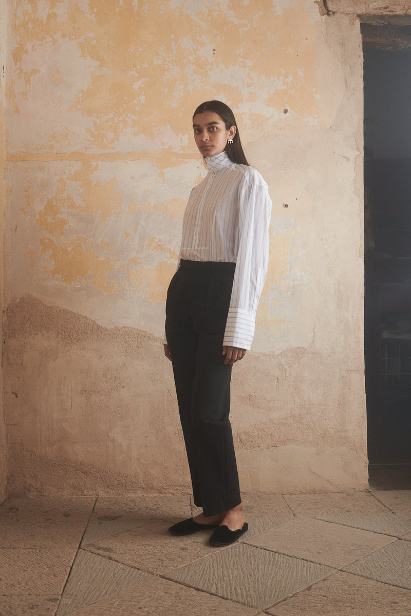 Naïra Pant in True Black - Desert Paris